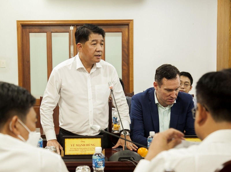 Ông Vũ Mạnh Hùng (áo trắng) - Chủ tịch Hùng Nhơn Group - đồng hành cùng đại diện De Heus trong một buổi làm việc tại địa phương Ông Vũ Mạnh Hùng (áo trắng) - Chủ tịch Hùng Nhơn Group - đồng hành cùng đại diện De Heus trong một buổi làm việc tại địa phương