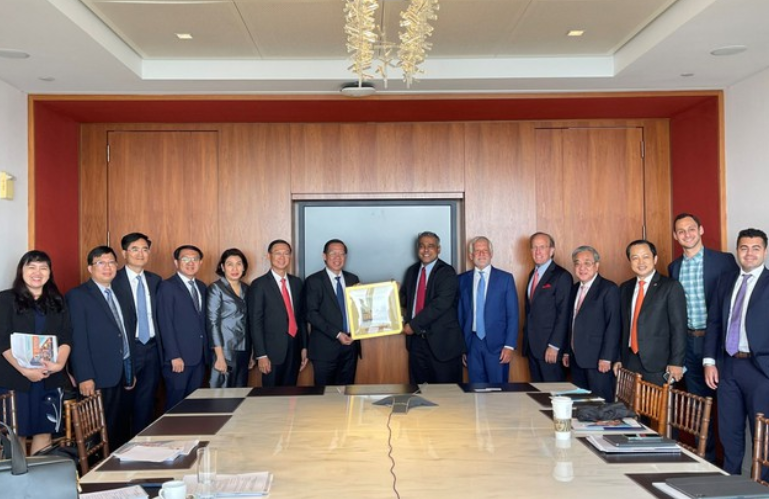 Đoàn đại biểu cấp cao TPHCM làm việc và trao quà lưu niệm với lãnh đạo Bank of America