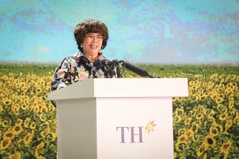 Bà Thái Hương - nhà sáng lập Tập đoàn TH - phát biểu tại buổi lễ Bà Thái Hương - nhà sáng lập Tập đoàn TH - phát biểu tại buổi lễ