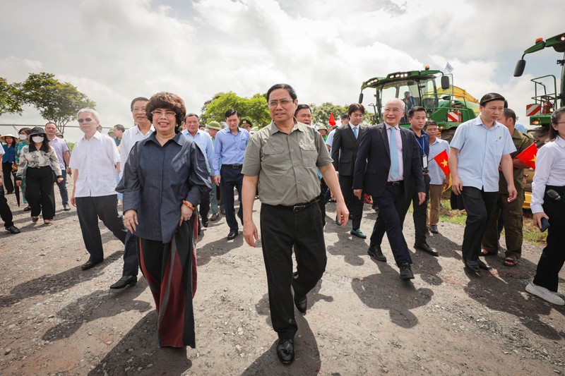 Thủ tướng Chính phủ Phạm Minh Chính tới thăm cánh đồng ứng dụng công nghệ cao của Tập đoàn TH tại xã Đông Hiếu, thị xã Thái Hòa, tỉnh Nghệ An Thủ tướng Chính phủ Phạm Minh Chính tới thăm cánh đồng ứng dụng công nghệ cao của Tập đoàn TH tại xã Đông Hiếu, thị xã Thái Hòa, tỉnh Nghệ An