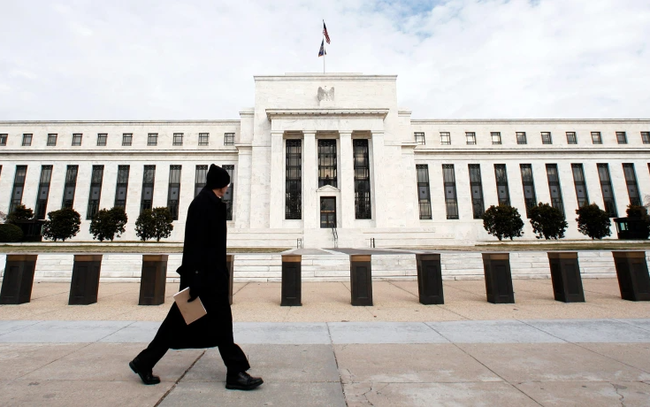 Bên ngoài Cục Dự trữ Liên bang Mỹ (FED) ở Washington DC (Ảnh: Reuters)