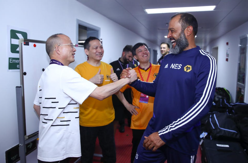Guo Guangchang bắt tay với Nuno Espirito Santo, huấn luyện viên của Wolverhampton Wanderers, trong khuôn khổ Premier League Asia Trophy 2019 tại sân vận động Hongkou ngày 20/7/2019 ở Thượng Hải, Trung Quốc (Ảnh: Getty Images) Guo Guangchang bắt tay với Nuno Espirito Santo, huấn luyện viên của Wolverhampton Wanderers, trong khuôn khổ Premier League Asia Trophy 2019 tại sân vận động Hongkou ngày 20/7/2019 ở Thượng Hải, Trung Quốc (Ảnh: Getty Images)