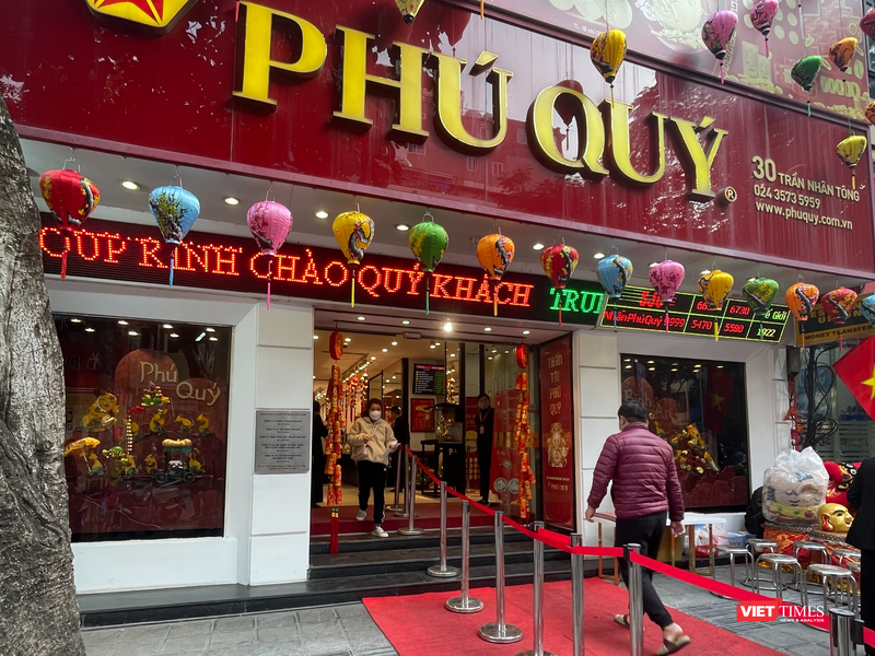 Khách đến mua vàng tại tiệm vàng Phú Quý trên phố Trần Nhân Tông