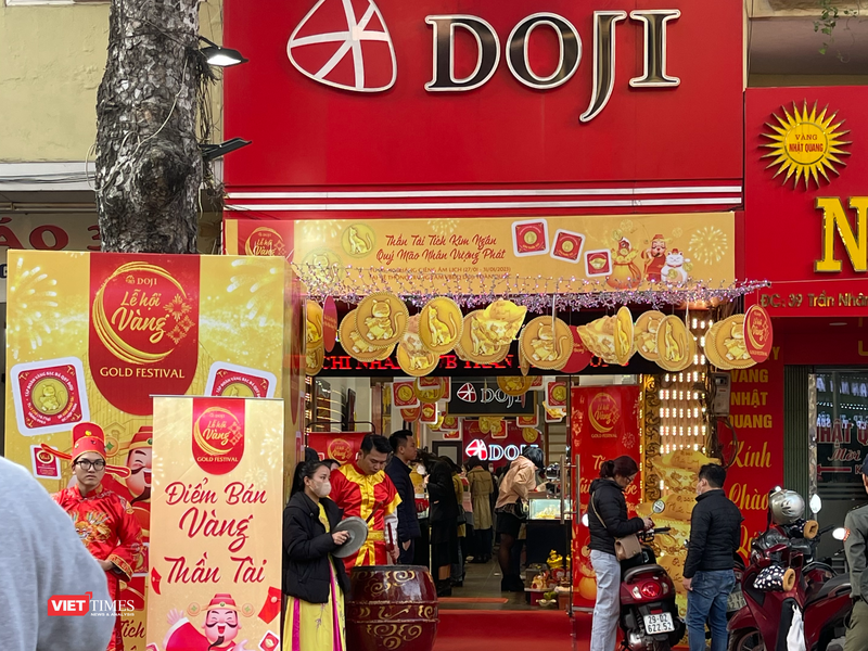 Không khí mua vàng tại một cửa hàng Doji