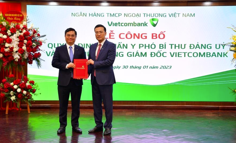 Ông Nguyễn Thanh Tùng (bên trái) tại buổi lễ công bố Quyết định chuẩn y Phó Bí thư Đảng ủy và bổ nhiệm Tổng Giám đốc Vietcombank (Nguồn: Vietcombank) Ông Nguyễn Thanh Tùng (bên trái) tại buổi lễ công bố Quyết định chuẩn y Phó Bí thư Đảng ủy và bổ nhiệm Tổng Giám đốc Vietcombank (Nguồn: Vietcombank)