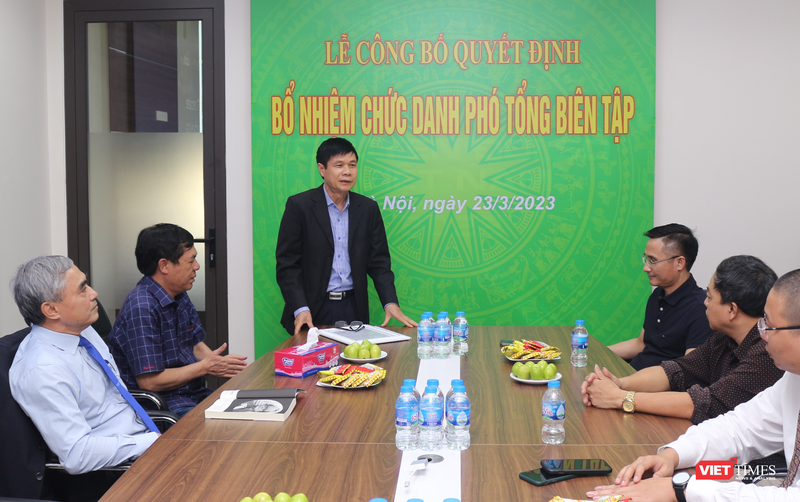 Ông Bùi Như Uyên - Trưởng ban hội viên VDCA - công bố quyết định bổ nhiệm nhà báo Trần Hữu Vinh Ông Bùi Như Uyên - Trưởng ban hội viên VDCA - công bố quyết định bổ nhiệm nhà báo Trần Hữu Vinh