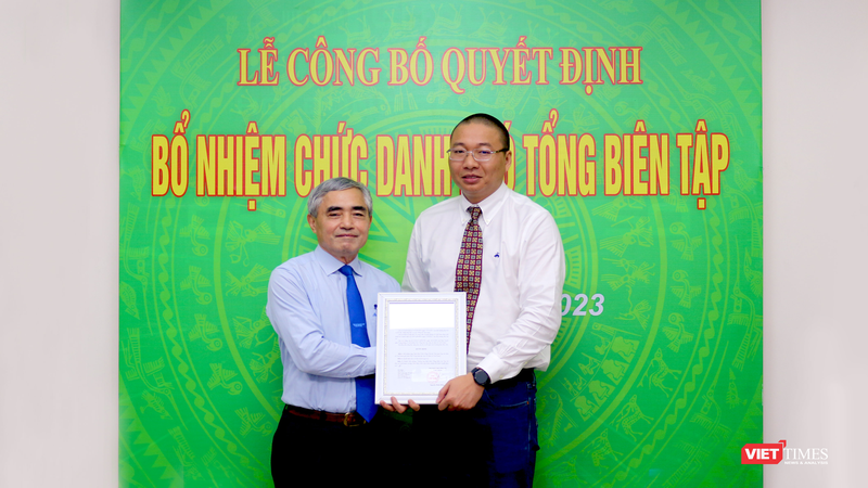 TS. Nguyễn Minh Hồng - Chủ tịch Hội Truyền thông số Việt Nam (VDCA) - trao quyết định bổ nhiệm chức danh Phó Tổng Biên tập Tạp chí Điện tử VietTimes cho nhà báo Trần Hữu Vinh