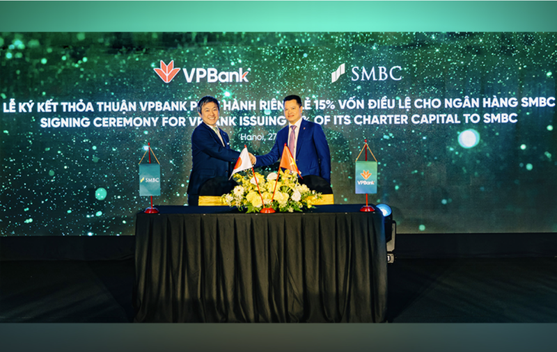 Ông Ngô Chí Dũng, Chủ tịch HĐQT VPBank (bên phải) và ông Masahiro Yoshimura, Giám đốc Điều hành, Tổng trưởng Quản lý Đầu tư, Ngân hàng SMBC ký kết thỏa thuận