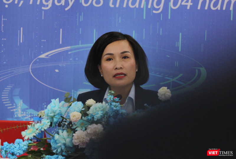 Bà Bùi Thị Thanh Hương - Chủ tịch HĐQT NCB - trao đổi với cổ đông tại AGM 2023