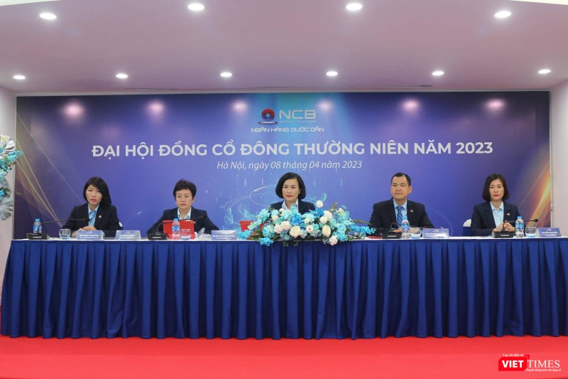 Đoàn chủ tọa tại AGM 2023 của NCB. Từ trái qua phải: bà Trịnh Thanh Mai - Thành viên HĐQT; bà Trương Lệ Hiền - Thành viên HĐQT; bà Bùi Thị Thanh Hương - Chủ tịch HĐQT (Chủ tọa); ông Nguyễn Đình Tuấn - Phó Tổng giám đốc thường trực; và bà Hoàng Thu Trang - Thành viên HĐQT kiêm Phó Tổng giám đốc