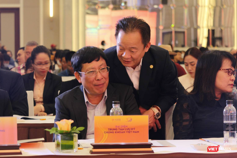 Chủ tịch SHB Đỗ Quang Hiển trao đổi với đại diện Trung tâm lưu ký Chứng khoán Việt Nam (VSD) trước khi AGM 2023 chính thức khai mạc Chủ tịch SHB Đỗ Quang Hiển trao đổi với đại diện Trung tâm lưu ký Chứng khoán Việt Nam (VSD) trước khi AGM 2023 chính thức khai mạc