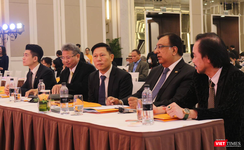 Bên cạnh ông Đỗ Quang Vinh, một số lãnh đạo cấp cao khác của SHB đã có mặt tại hội trường tổ chức AGM 2023 Bên cạnh ông Đỗ Quang Vinh, một số lãnh đạo cấp cao khác của SHB đã có mặt tại hội trường tổ chức AGM 2023