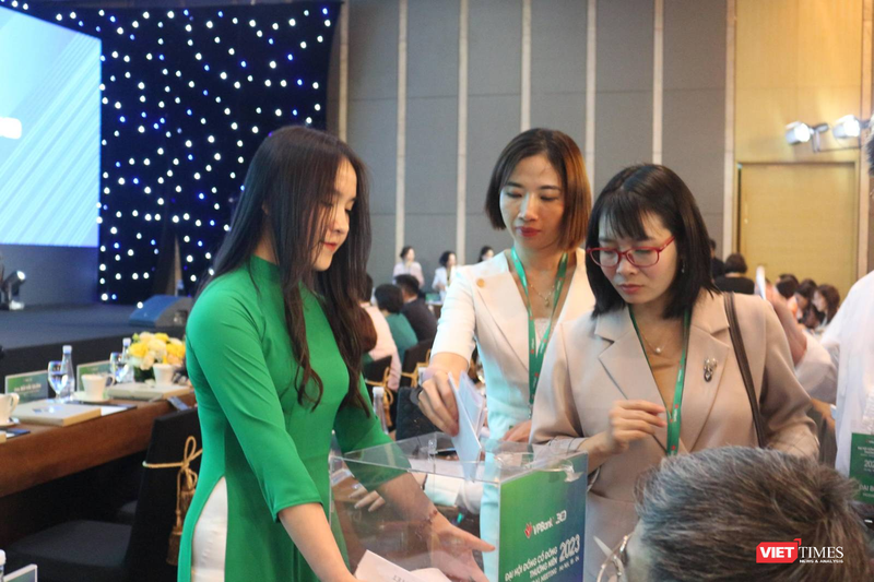 AGM 2023 của VPBank: Tham gia tái cơ cấu TCTD yếu kém, tự tin mục tiêu lợi nhuận tỉ USD ảnh 23