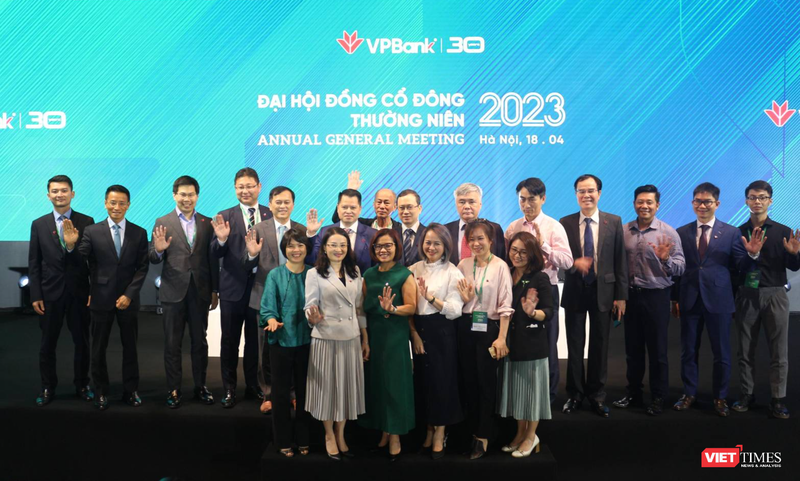 AGM 2023 của VPBank: Tham gia tái cơ cấu TCTD yếu kém, tự tin mục tiêu lợi nhuận tỉ USD ảnh 29
