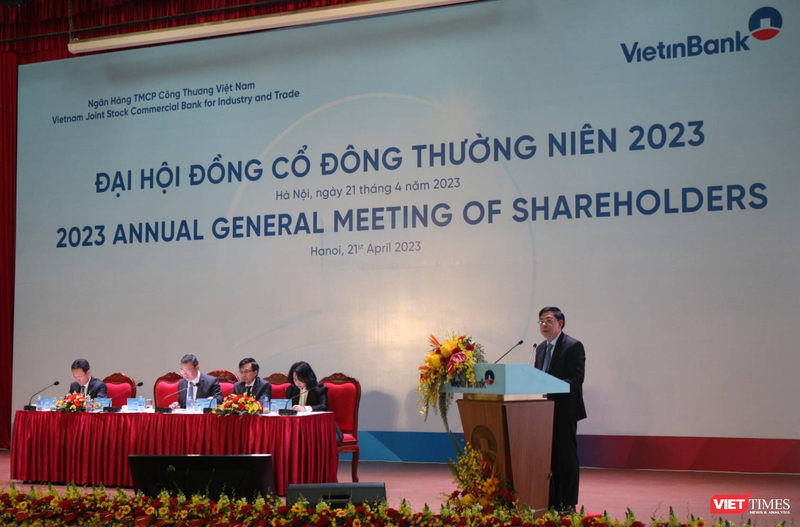 Đại diện ban lãnh đạo VietinBank trình bày các báo cáo và tờ trình tại AGM 2023 Đại diện ban lãnh đạo VietinBank trình bày các báo cáo và tờ trình tại AGM 2023