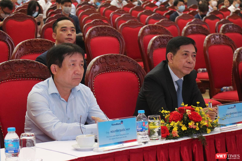 Đại hội cũng có sự tham gia của đại diện Ngân hàng Nhà nước (NHNN). Trong ảnh, phía bên tay trái, là ông Nguyễn Quốc Huy – Phó Giám đốc NHNN Chi nhánh Thành phố Hà Nội. Ngồi kế bên ông Huy là ông Nguyễn Hoàng Dũng - Phó Tổng giám đốc phụ trách ban điều hành VietinBank Đại hội cũng có sự tham gia của đại diện Ngân hàng Nhà nước (NHNN). Trong ảnh, phía bên tay trái, là ông Nguyễn Quốc Huy – Phó Giám đốc NHNN Chi nhánh Thành phố Hà Nội. Ngồi kế bên ông Huy là ông Nguyễn Hoàng Dũng - Phó Tổng giám đốc phụ trách ban điều hành VietinBank