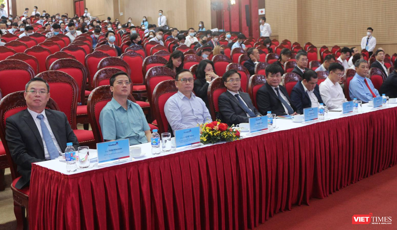 Dàn lãnh đạo VietinBank có mặt tại AGM 2023. Ngoài cùng, bên tay trái, là ông Trần Minh Bình - Chủ tịch HĐQT VietinBank. Dàn lãnh đạo VietinBank có mặt tại AGM 2023. Ngoài cùng, bên tay trái, là ông Trần Minh Bình - Chủ tịch HĐQT VietinBank.