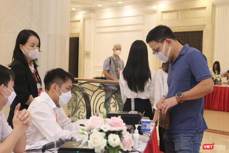 Bên ngoài hội trường, nhiều cổ đông đang thực hiện thủ tục 'check - in' Bên ngoài hội trường, nhiều cổ đông đang thực hiện thủ tục 'check - in'