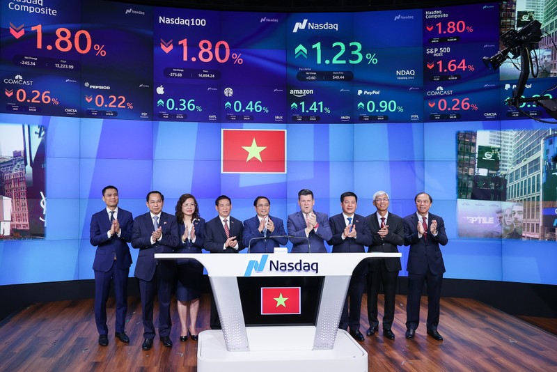 Thủ tướng Phạm Minh Chính rung chuông mở cửa phiên giao dịch ngày 22/9 của sàn chứng khoán Nasdaq (Ảnh: VGP) Nasdaq 1.jpg