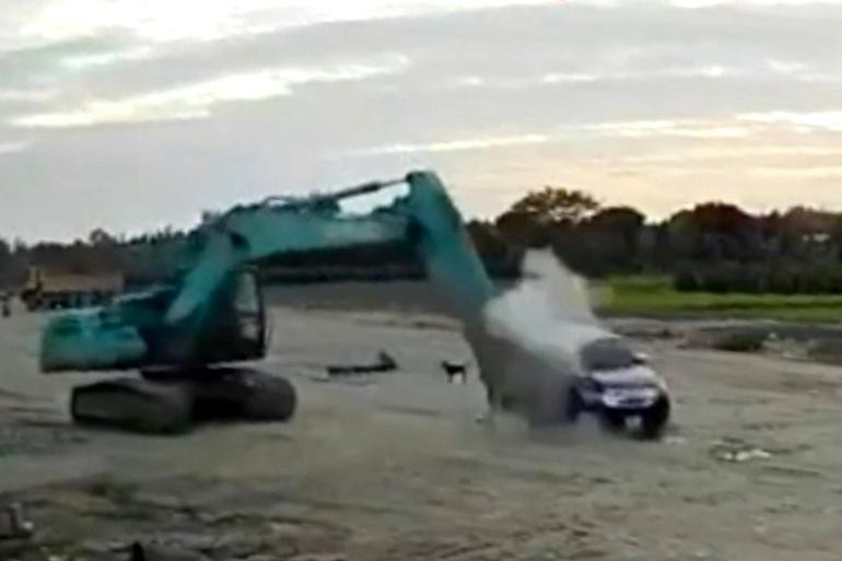 Tài xế điên cuồng dùng xe máy múc đập nát 2 ô tô, một người thoát chết Tài xế điên cuồng dùng xe máy múc đập nát 2 ô tô, một người thoát chết