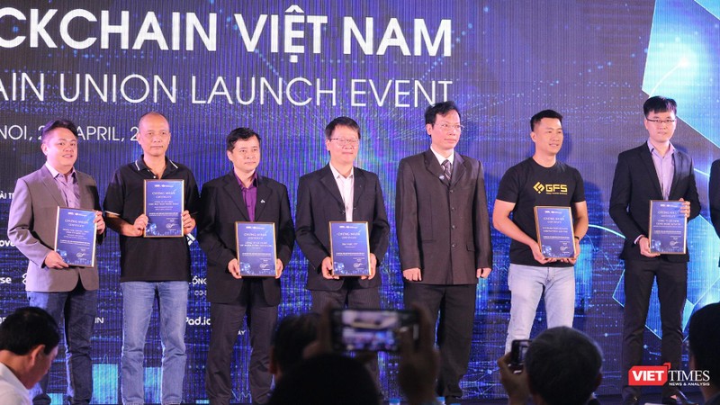 Ông Đặng Minh Tuấn - Chủ tịch Liên minh Blockchain Việt Nam trao giấy chứng nhận cho các đối tác. Ảnh: Văn Lâm Ông Đặng Minh Tuấn - Chủ tịch Liên minh Blockchain Việt Nam trao giấy chứng nhận cho các đối tác. Ảnh: Văn Lâm