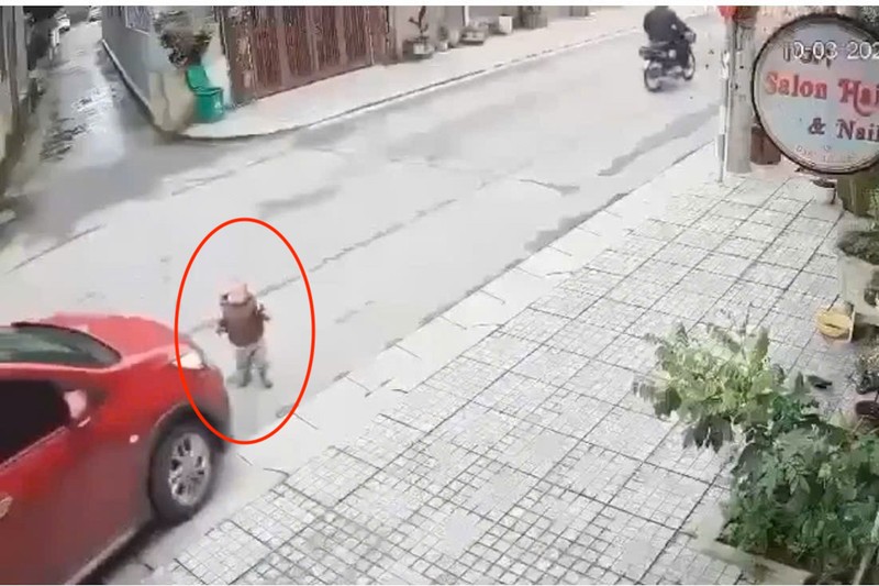 Hình chụp từ camera an ninh cho thấy bé trai 16 tháng tuổi rơi vào điểm mù của tài xế. z6394649230256-3c7fbd1c98e45bcbf70dbd831eab0d47-54142-88908.jpg