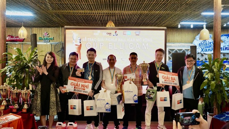 Bà Diễm Hằng (từ trái qua) trao giải cho các thành viên tham dự Ellicam Cup 2025. 67d7b228bdeab.jpg