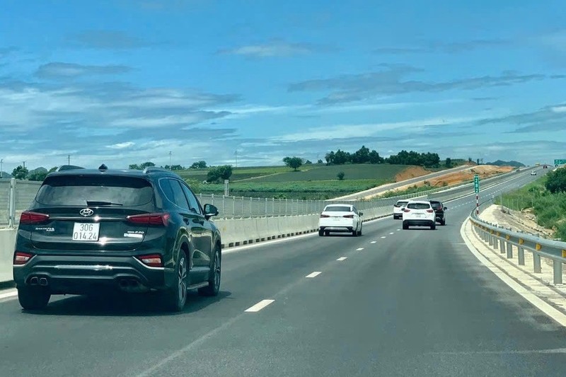 Giữ khoảng cách an toàn trên đường, đi đúng làn, đúng tốc độ sẽ giúp giảm thiểu tai nạn trên đường. can-giu-khoang-cach-bao-xa-voi-xe-phia-truoc-de-an-toan-va-tranh-bi-phat-123.jpg