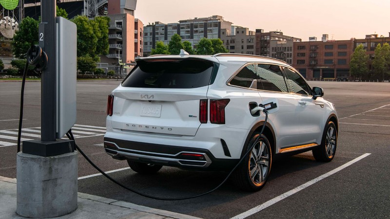 Hãng xe Hàn Quốc hiếm hoi bán xe PHEV tại Việt Nam là KIA với mẫu Sorento, nhưng giá bán khá đắt, lên tới 1,7 tỷ đồng, gần gấp đôi so với xe Trung Quốc. kia-sorento-hybrid-5-3eb7.jpg
