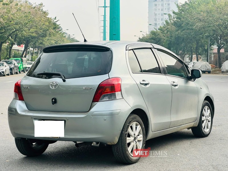 Sau 14-15 năm sử dụng, Toyota Yaris 1.3AT có ngoại hình không quá nổi bật. Ảnh: Phan Cảnh. 469047524_8860702107318869_2443193029787805749_n.png