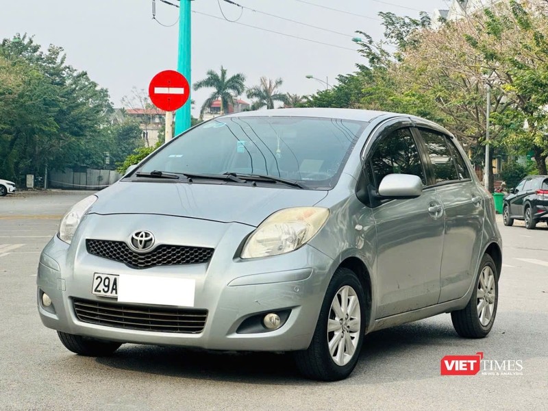 Một chiếc Toyota Yaris 1.3AT sản xuất 2010, đăng ký 2011 vẫn có giá bán cao ở chợ xe cũ. Ảnh: Phan Cảnh. 469262538_8860292514026495_8148911382980229734_n.jpg