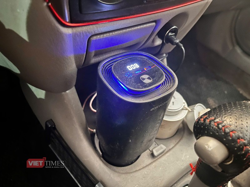 Một thiết bị lọc không khí mini để trên xe ô tô. Ảnh: Đình Quý. 9fef172f88e53abb63f4.jpg