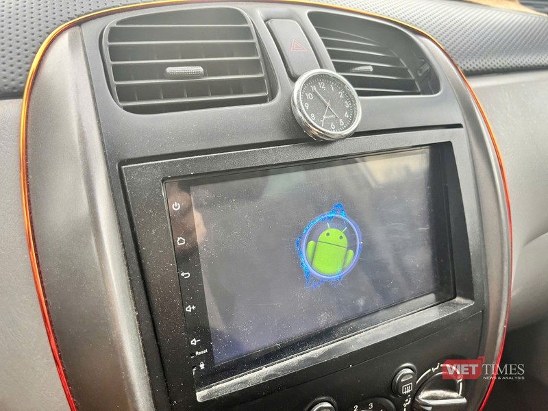 Một màn hình android giá rẻ lắp trên ô tô. Ảnh: Đình Quý màn hình android.jpg