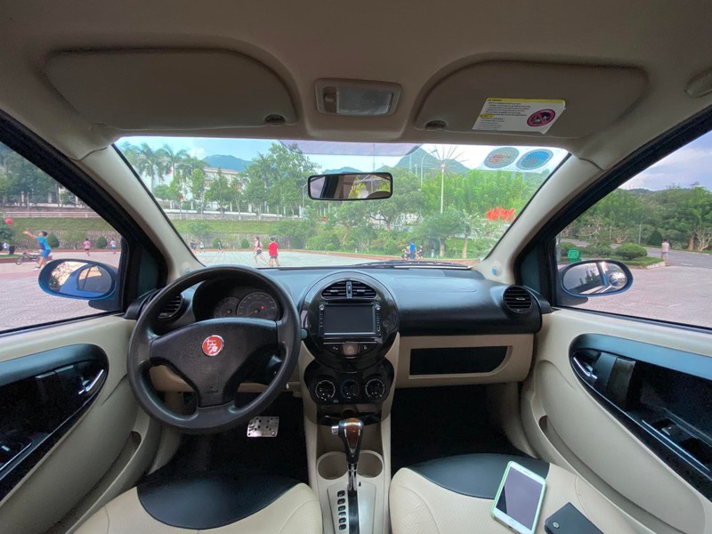 Nội thất Tobe M’Car khá sơ sài, và đa số chủ xe đều đã nâng cấp màn hình android và bọc lại ghế. Ảnh: Nguyễn Uy Phương 487398892_9919616898094560_9187450812005399256_n.jpg