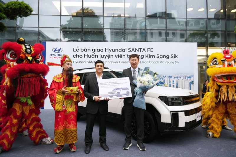 Tổng Giám đốc Hyundai Thành Công Việt Nam Nguyễn Anh Tú chính thức bàn giao chiếc Santa Fe Calligraphy 2.5 Turbo cho ông Kim Sang Sik. 5 - Tổng Giám đốc Hyundai Thành Công Việt Nam Nguyễn Anh Tú chính thức bàn giao chiếc Santa Fe Calligraphy 2.5 Turbo cho ông Kim Sang Sik.jpg
