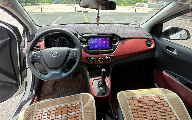 Nội thất Hyundai Grand i10 1.2 AT. Ảnh: Đức Nguyễn Ảnh chụp Màn hình 2025-05-28 lúc 6.21.41 CH.png