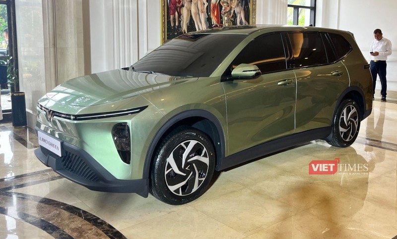 Kích thước của VinFast Limo Green thực tế trông khá lớn. Ảnh chụp Màn hình 2025-06-09 lúc 9.17.15 SA.png