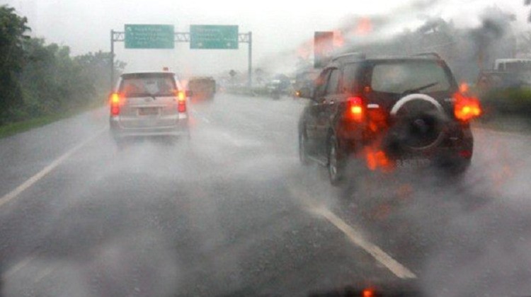 Vẫn nhiều người cho rằng bật đèn hazard với ánh sáng lập lòe trong màn mưa trắng xóa sẽ giúp xe phía sau cảm nhận được khoảng cách an toàn. 2963145-afaf24d23b58d07e805e7d7cffdb81e4.jpeg