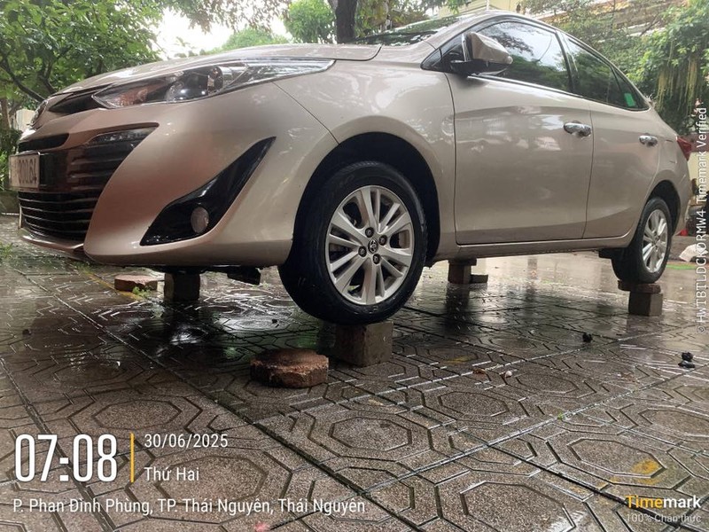 Người dân có thể dựa trên dự báo thời tiết và lịch sử ngập khu vực mình ở để lựa chọn biện pháp chống nước cho ô tô. Ảnh: Nguyễn Hiếu. Nguyễn Hiếu.jpg