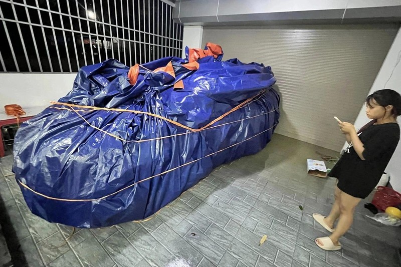 Chiếc xe của gia đình chị Lan Anh đã thoát ngập trong 3 ngày nước lũ bủa vây hồi tháng 9/2024. Ảnh: Lan Anh. nuoc-ngap-25m-o-to-van-khong-he-han-vi-chu-xe-nhanh-tri-ap-dung-cach-nay-1-edited-1726225646636.jpg