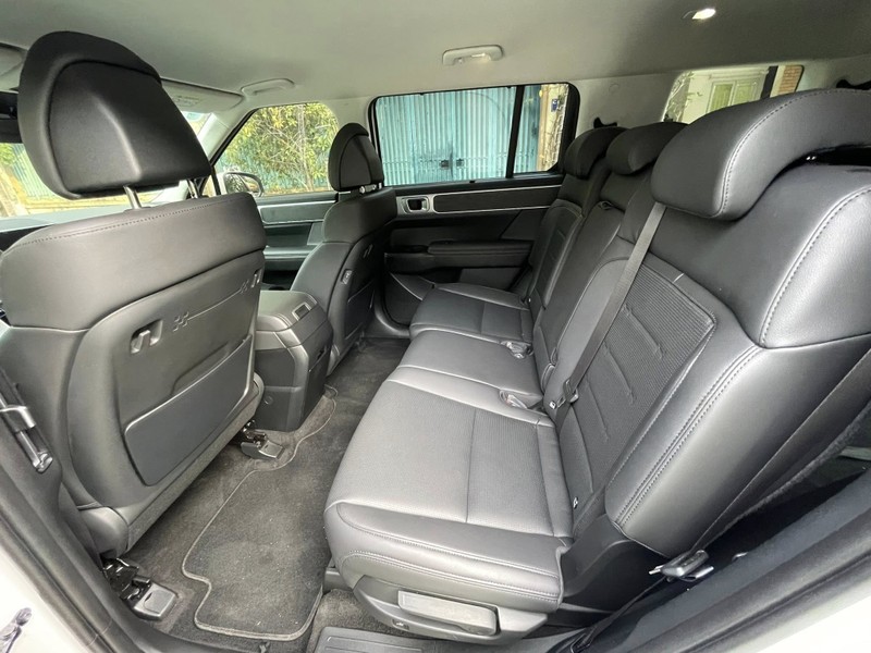 Dù cùng tầm giá nhưng Hyundai Santa Fe 2024 bản Exclusive vẫn có lợi thế hơn xe SUV cỡ C ở kích thước và hàng ghế thứ 3. 516748270_1426479688408996_5683672604426500113_n.jpeg