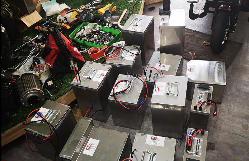 Một cửa hàng chụp lại các sản phẩm pin đã đóng thùng để quảng cáo dịch vụ thay pin. Ảnh chụp Màn hình 2025-08-02 lúc 10.47.15 SA.png