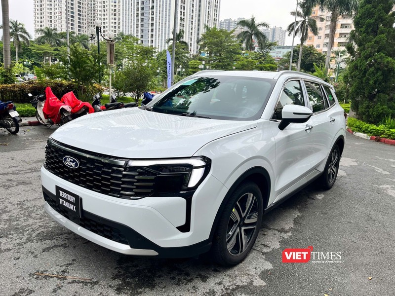 Ford Territory 2025 giữ nguyên thiết kế, kích thước nhưng tinh chỉnh cụm đầu xe mới mẻ hơn trước. gen-h-z6909456391731_4c014189dd3a7332970ea86282c7571e.jpg