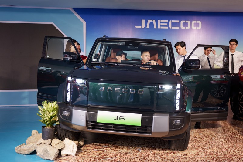 Khách Việt thăm quan và ngồi thử lên mẫu xe điện mới Jaecoo J6 tại sự kiện ở Hà Nội. AT_09267 (1).jpg