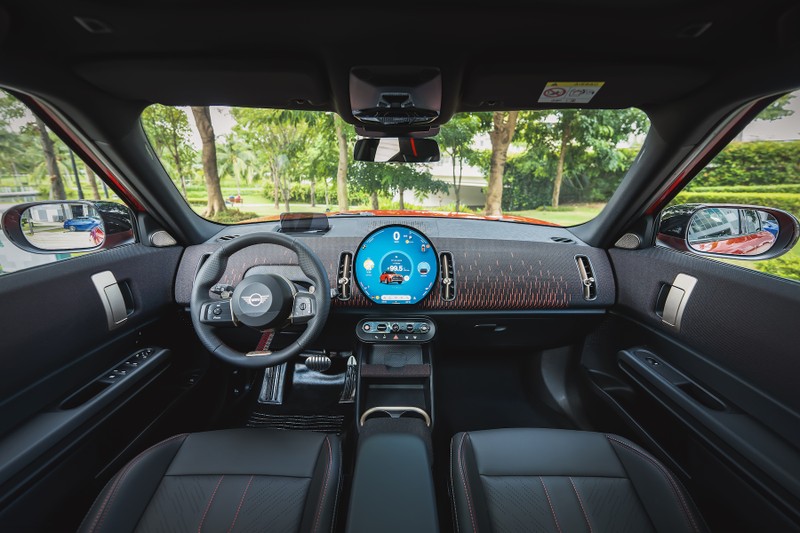 Nội thất MINI John Cooper Works Countryman ALL4 tương tự bản 3 cửa nhưng khác biệt về kiểu khe gió điều hòa _DSC0064.jpg