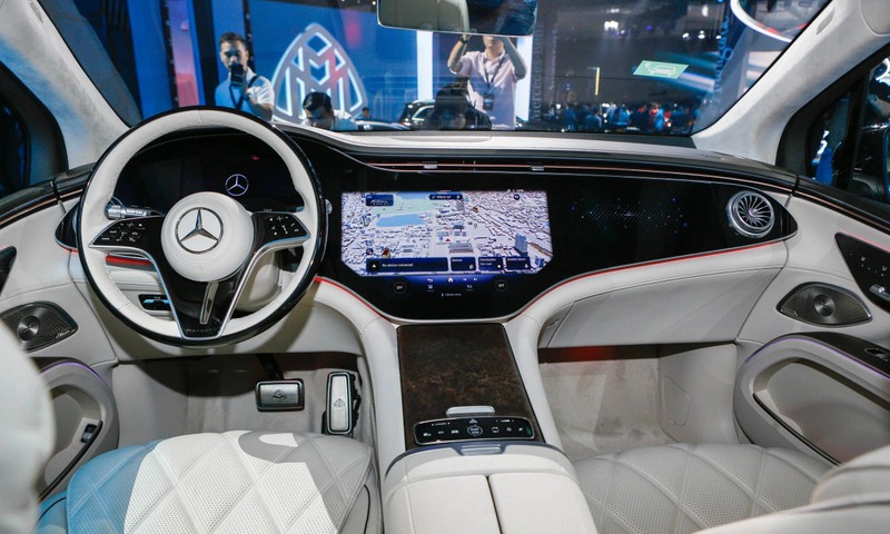 Nội thất gây chú ý bởi màn hình trung tâm cỡ lớn Maybach-EQS-680-SUV-VnE-1708-JPG.jpg