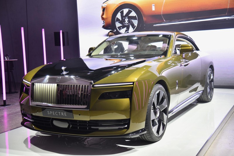 Vẻ ngoài của Rolls-Royce Spectre vẫn giữ nét truyền thống nhưng pha nét hiện đại MON-8227-5498-1705158438-5265-1705158789.jpg