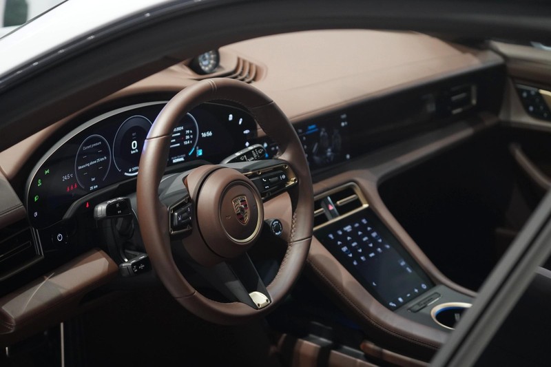 Nội thất Porsche Taycan đậm chất tương lai khi sử dụng nhiều màn hình hiển thị. Porsche-Taycan-Vnexpress-net-115-JPG.jpg