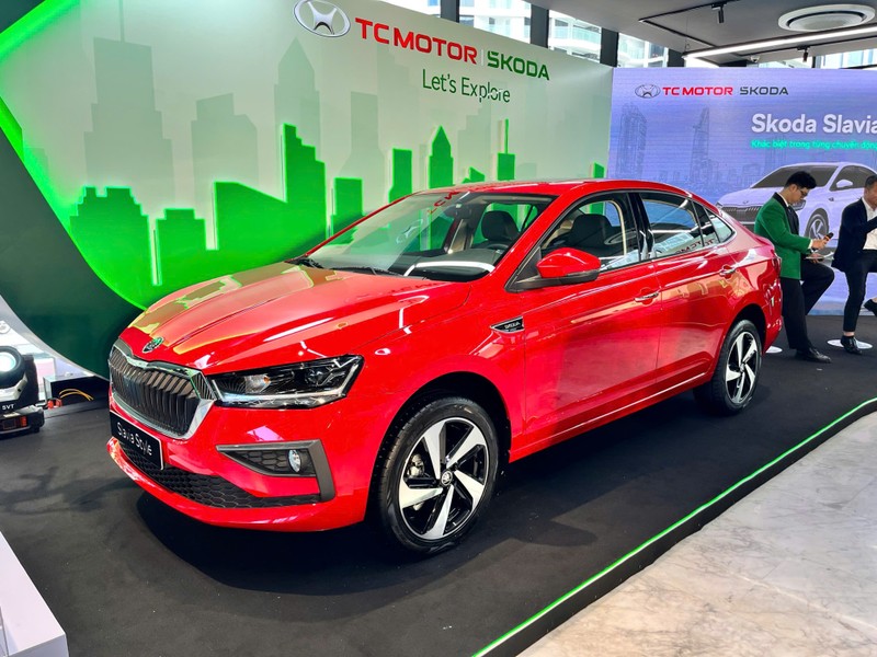 Skoda Slavia mang thiết kế châu Âu nên có vẻ ngoài khá cứng cáp. gen-h-z7000041107685_988f893f3a7e0cd2c4d5c243ca0bcc43.jpg