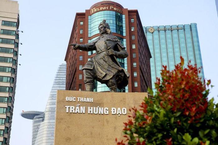 Tượng đài Đức Thánh Trần Hưng Đạo Tượng đài Đức Thánh Trần Hưng Đạo